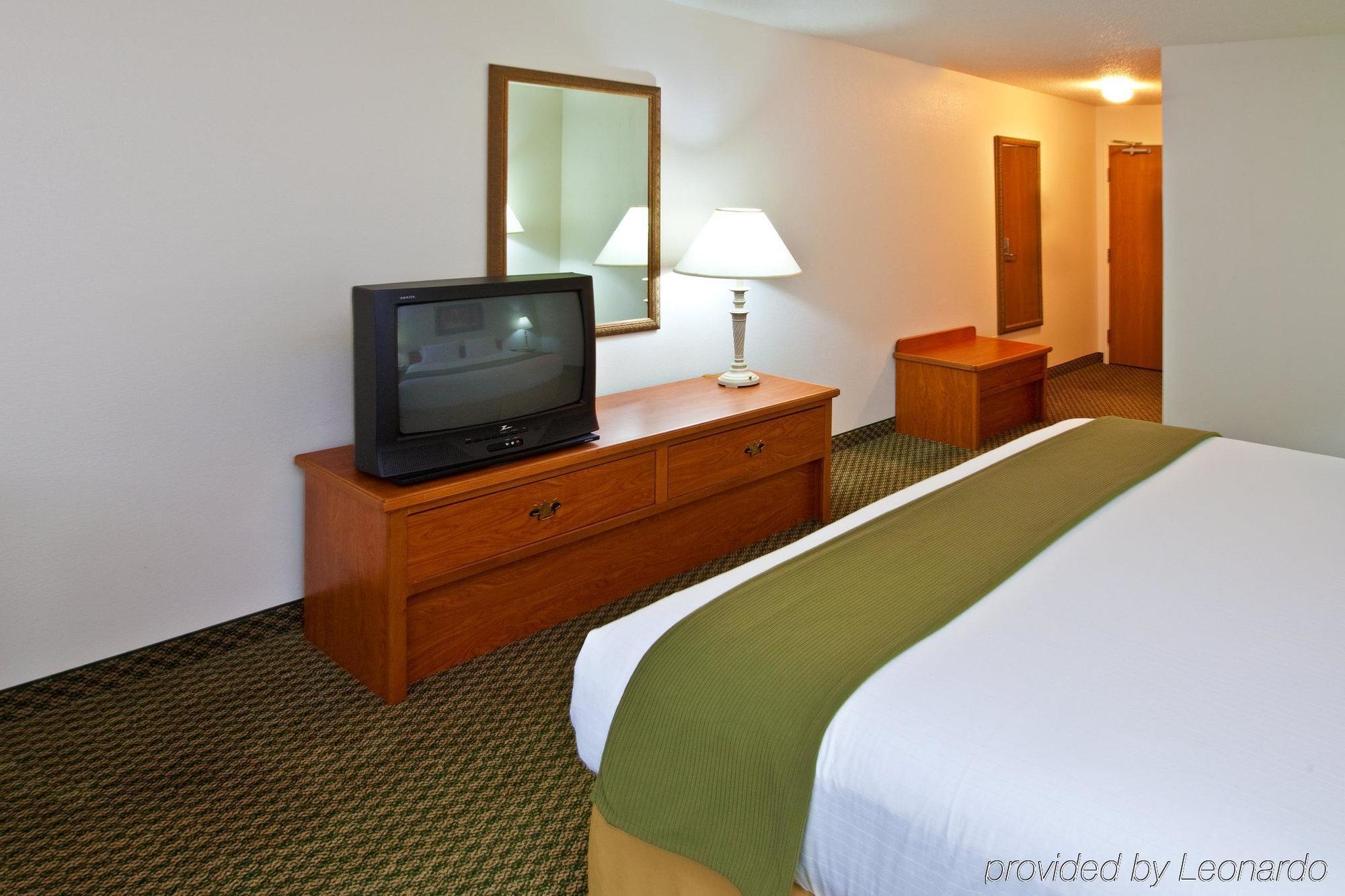 Holiday Inn Express & Suites Logan, An Ihg Hotel Room photo